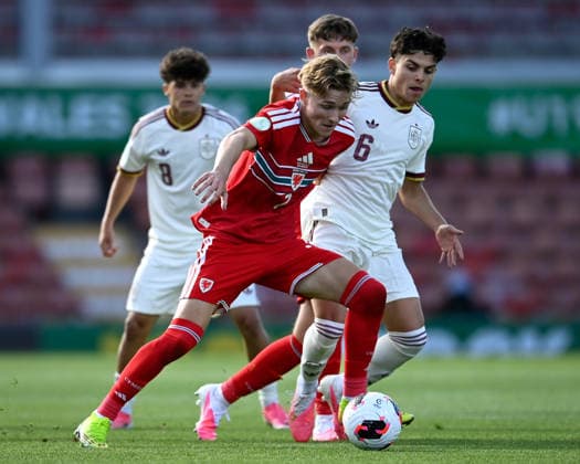 Football - 2026 UEFA European Under-19 Championship (U19 Euros) - Group A: Wales vs. Spain - SToK Cae Ras (Racecourse Ground) - Sunday 28th June 2026 Wales number 7 Oliver Bostock evades a challenge from Spain™s Xavi Espart COLORSPORT BARRY MITCHELL 