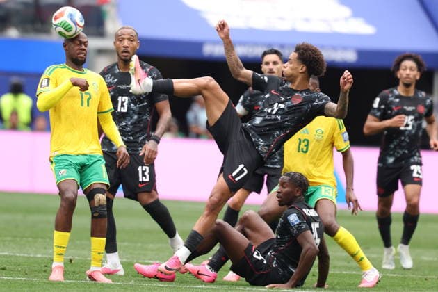 FIFA World Cup, WM, Weltmeisterschaft, Fussball 2026 - Round of 32 - South Africa vs Canada Tajon Buchanan (C) of Canada in action against against Evidence Makgopa (L) of South Africa during the FIFA World Cup 2026 Round of 32 match South Africa against Canada, in Los Angeles, USA, 28 June 2026. LOS ANGELES United States  Copyright: xCHRISTOPERxTORRESx