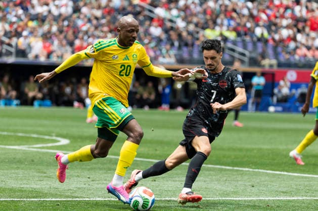 June 28, 2026, Los Angeles, California, USA: South Africa s Khuliso Mudau (20) and Canada s Stephen EustoÂ¡quio (7) vie for the ball during the FIFA World Cup, WM, Weltmeisterschaft, Fussball Round of 32 soccer match at SoFi Stadium in Inglewood, Calif., Sunday, June 28, 2026. Los Angeles USA - ZUMAc68_ 20260628_zaf_c68_018 Copyright: xRingoxChiux