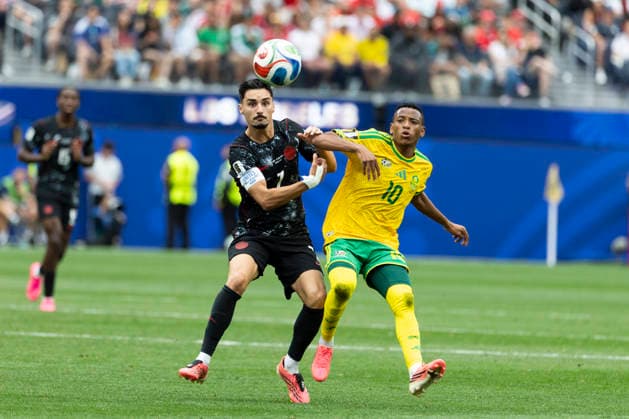 June 28, 2026, Los Angeles, California, USA: Canada s Stephen EustoÂ¡quio (7) and South Africa s Relebohile Mofokeng (10) vie for the ball during the FIFA World Cup, WM, Weltmeisterschaft, Fussball Round of 32 soccer match at SoFi Stadium in Inglewood, Calif., Sunday, June 28, 2026. Los Angeles USA - ZUMAc68_ 20260628_zaf_c68_028 Copyright: xRingoxChiux