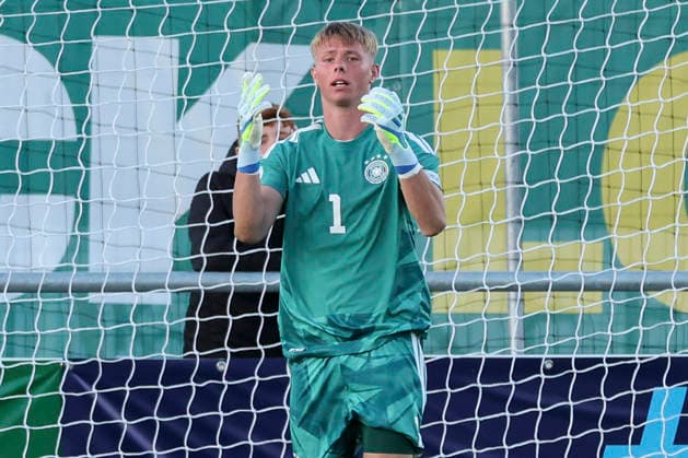 Torhueter Florian Hellstern (Germany) schaut enttaeuscht, UEFA European Under-19 Championship 2026 Group A, Germany v Denmark, Central Park Stadium am 28. June 2026 in Denbigh, Vereinigtes Königreich. (Foto von Marco Steinbrenner DeFodi Images) Torhueter Florian Hellstern (Germany) looks dejected, UEFA European Under-19 Championship 2026 Group A, Germany v Denmark, Central Park Stadium, June 28, 2026 in Denbigh, United Kingdom. (Photo by Marco Steinbrenner DeFodi Images) - *** Goalkeeper Florian Hellstern of Germany looks disappointed, UEFA European Under-19 Championship 2026 Group A, Germany vs. Denmark, Central Park Stadium on June 28, 2026, in Denbigh, United Kingdom. Photo by Marco Steinbrenner, DeFodi Images. Goalkeeper Florian Hellstern of Germany looks dejected, UEFA European Under-19 Championship 2026, Group A, Germany vs. Denmark, Central Park Stadium, June 28, 2026, in Denbigh, United Kingdom. Photo by Marco Steinbrenner, DeFodi Images
