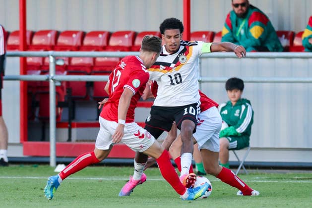 Hjalte Laerke (Denmark) und Francis Onyeka (Germany) kaempfen um den Ball, UEFA European Under-19 Championship 2026 Group A, Germany v Denmark, Central Park Stadium am 28. June 2026 in Denbigh, Vereinigtes Königreich. (Foto von Marco Steinbrenner DeFodi Images) Hjalte Laerke (Denmark) und Francis Onyeka (Germany) battle for the ball, UEFA European Under-19 Championship 2026 Group A, Germany v Denmark, Central Park Stadium, June 28, 2026 in Denbigh, United Kingdom. (Photo by Marco Steinbrenner DeFodi Images) - *** Hjalte Laerke (Denmark) and Francis Onyeka (Germany) battle for the ball, 2026 UEFA European Under-19 Championship Group A, Germany vs. Denmark, Central Park Stadium on June 28, 2026, in Denbigh, United Kingdom. Photo by Marco Steinbrenner, DeFodi Images. Hjalte Laerke (Denmark) and Francis Onyeka (Germany) battle for the ball, 2026 UEFA European Under-19 Championship Group A, Germany vs. Denmark, Central Park Stadium, June 28, 2026, in Denbigh, United Kingdom. Photo by Marco Steinbrenner, DeFodi Images