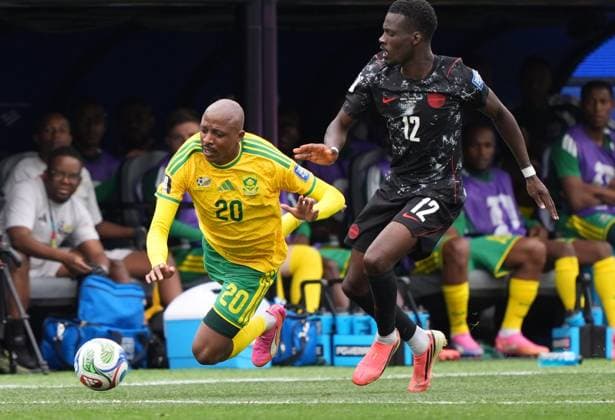 South Africa v Canada - FIFA World Cup, WM, Weltmeisterschaft, Fussball 2026 - Round of 32 INGLEWOOD, CALIFORNIA - JUNE 28: Khuliso Mudau (20) of South Africa in action against Tani Oluwaseyi (12) of Canada during the 2026 FIFA World Cup Round of 32 match between South Africa and Canada at Los Angeles Stadium (SoFi Stadium) in Inglewood, California, United States on June 28, 2026. Tayfun Coskun Anadolu California United States. Editorial use only. Please get in touch for any other usage.  Copyright: x2026xAnadoluxTayfunxCoskunx