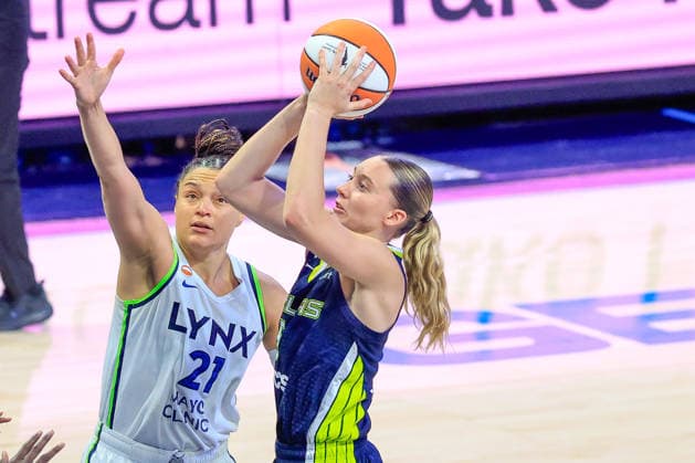 ARLINGTON, TX - JUNE 28: Dallas Wings forward Paige Bueckers (5) takes a shot past Minnesota Lynx guard during the WNBA, Basketball Damen, USA game between the Dallas Wings and the Minnesota Lynx on June 28, 2026, at College Park Center in Arlington, TX. (Photo by Adam Davis Icon Sportswire) WNBA: JUN 28 Minnesota Lynx at Dallas Wings EDITORIAL USE ONLY Icon2606281308