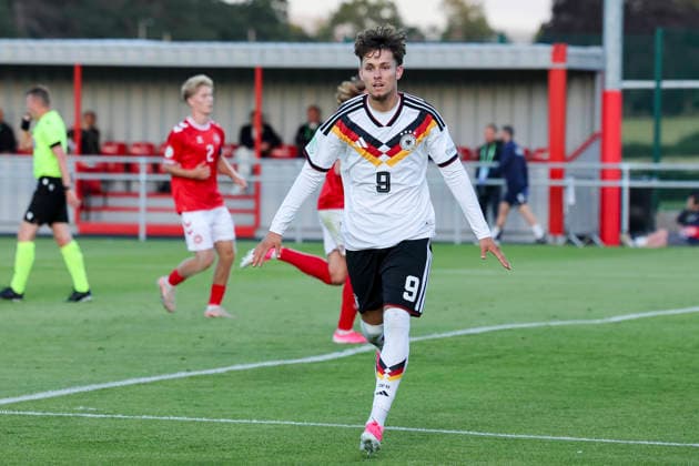 Otto Stange (Germany) bejubelt seinen Treffer zum 4:2, UEFA European Under-19 Championship 2026 Group A, Germany v Denmark, Central Park Stadium am 28. June 2026 in Denbigh, Vereinigtes Königreich. (Foto von Marco Steinbrenner DeFodi Images) Otto Stange (Germany) celebrates after scoring his teams fourth Goal, UEFA European Under-19 Championship 2026 Group A, Germany v Denmark, Central Park Stadium, June 28, 2026 in Denbigh, United Kingdom. (Photo by Marco Steinbrenner DeFodi Images) - *** Otto Stange of Germany celebrates his goal to make it 4–2, 2026 UEFA European Under-19 Championship, Group A, Germany vs. Denmark, Central Park Stadium on June 28, 2026, in Denbigh, United Kingdom. Photo by Marco Steinbrenner, DeFodi Images. Otto Stange of Germany celebrates after scoring his team’s fourth goal, UEFA European Under-19 Championship 2026, Group A, Germany vs. Denmark, Central Park Stadium, June 28, 2026, in Denbigh, United Kingdom. Photo by Marco Steinbrenner, DeFodi Images