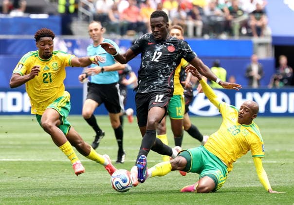 FIFA World Cup, WM, Weltmeisterschaft, Fussball 2026 - Round of 32 - South Africa vs Canada Tani Oluwaseyi of Canada (C) in action against Ime Okon (L) and Khuliso Mudau of South Africa during the FIFA World Cup 2026 Round of 32 match South Africa against Canada, in Los Angeles, USA, 28 June 2026. LOS ANGELES United States  Copyright: xCHRISTOPERxTORRESx