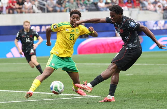 FIFA World Cup, WM, Weltmeisterschaft, Fussball 2026 - Round of 32 - South Africa vs Canada Jonathan David (R) of Canada and Ime Okon of South Africa in action during the FIFA World Cup 2026 Round of 32 match South Africa against Canada, in Los Angeles, USA, 28 June 2026. LOS ANGELES United States  Copyright: xCHRISTOPERxTORRESx