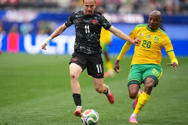RECORD DATE NOT STATED 28th June 2026; SoFi Stadium, Los Angeles, California, United States of America; FIFA World Cup, WM, Weltmeisterschaft, Fussball Football, South Africa versus Canada; Liam Millar of Canada challenges for possession with Khuliso Mudau of South Africa AlecxBrown