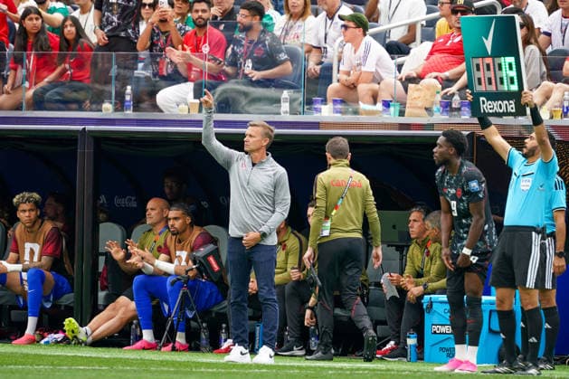 USA: Fußball FIFA World Cup, WM, Weltmeisterschaft, Fussball 2026, Sechzehntelfinale, Round of 32, Südafrika vs Kanada, South Africa vs Canada, SoFi Stadium (Inglewood, Los Angeles County, Kalifornien): Alphonso Davies (Kanada 19) wird von Jesse Marsch (Trainer Kanada) für Tajon Buchanan (Kanada 17) eingewechselt und übernimmt die Kapitänsbinde *** USA Soccer FIFA World Cup 2026, Round of 32, South Africa vs. Canada, SoFi Stadium, Inglewood, Los Angeles County, California: Alphonso Davies (Canada, 19) is substituted in by Canada coach Jesse Marsch for Tajon Buchanan (Canada, 17) and takes over as captain Copyright: xJOERANxSTEINSIEKx