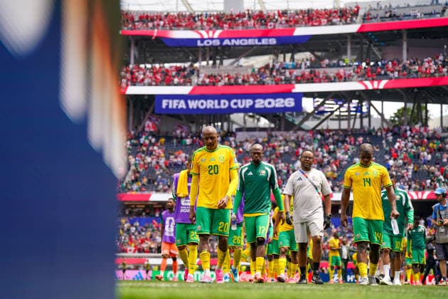 USA: Fußball FIFA World Cup, WM, Weltmeisterschaft, Fussball 2026, Sechzehntelfinale, Round of 32, Südafrika vs Kanada, South Africa vs Canada, SoFi Stadium (Inglewood, Los Angeles County, Kalifornien): Südafrikanische Spieler verlassen enttäuscht und mit gesenktem Kopf das Spielfeld nach dem Ausscheiden, KO, Niederlage - Khuliso Mudau (Südafrika 20) Evidence Makgopa (Südafrika 17) Mbekezeli Mbokazi (Südafrika 14) Jayden Adams (Südafrika 23) Relebohile Mofokeng (Südafrika 10) unten Froschperspektive, Sportstätte, Totale, innen Innenansicht *** USA Soccer FIFA World Cup 2026, Round of 32, South Africa vs. Canada, SoFi Stadium, Inglewood, Los Angeles County, California. South African players leave the field disappointed and with their heads down after being eliminated, elimination, defeat Khuliso Mudau South Africa 20 Evidence Makgopa South Africa 17 Mbekezeli Mbokazi South Africa 14 Jayden Adams South Africa 23 Relebohile Mofokeng South Africa 10 low-angle shot, sports venue, wide shot, interior view Copyright: xJOERANxSTEINSIEKx