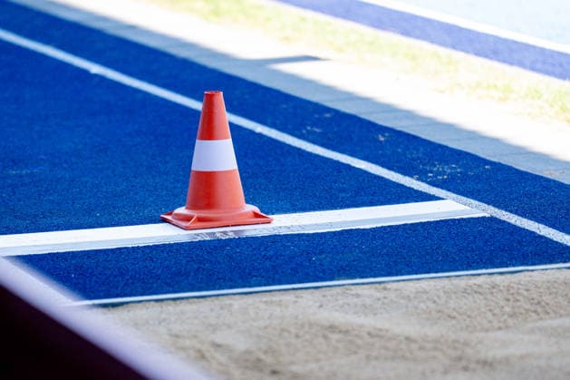 Ratingen, 28.06.2026, Leichathletik, Mehrkampf Ein Hütchen steht aut der Bahn und sperrt somit den Anlauf *** Ratingen, June 28, 2026, Track and Field, Combined Events A cone is on the track, blocking the run-up