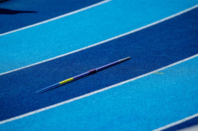 Ratingen, 28.06.2026, Leichathletik, Mehrkampf Sperr liegt auf der Tartanbahn im Stadion *** Ratingen, June 28, 2026, Track and Field, Combined Events: Sperr is lying on the tartan track in the stadium