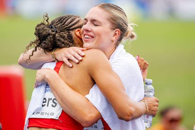 Ratingen, 28.06.2026, Leichathletik, Mehrkampf, Siebenkampf Anna-Elisabeth Ehlers (GER, TSV Bayer 04 Leverkusen) und Marie Dehning (GER, TSV Bayer 04 Leverkusen) nachdem abschließenden 800m-Lauf *** Ratingen, June 28, 2026, Track and Field, Combined Events, Heptathlon: Anna Elisabeth Ehlers (GER), TSV Bayer 04 Leverkusen, and Marie Dehning (GER), TSV Bayer 04 Leverkusen, after the final 800-meter run