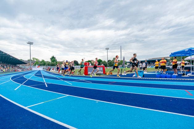 Ratingen, 28.06.2026, Leichathletik, Mehrkampf, Zehnkampf Stadiontotale während des abschließenden 1.500m-Lauf des Zehnkampfes *** Ratingen, June 28, 2026, Track and Field, Combined Events, Decathlon: Stadium shot during the final 1,500-meter run of the decathlon
