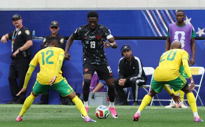 FIFA World Cup, WM, Weltmeisterschaft, Fussball 2026 - South Africa v Canada CALIFORNIA, UNITED STATES OF AMERICA, June 28: Alphonso Davies of Canada national team, Nationalteam battles for the ball with Thapelo Maseko & Khuliso Mudau of South Africa national team during the FIFA World Cup 2026 match in the Round Of 32 between South Africa v Canada at Los Angeles Stadium, Los Angeles, California, on 28 June. (Photo by DC Photo Crystal Pix) Los Angeles Los Angeles Stadium United States Of America Copyright: xDCxPhotox xCrystaxPixx SportsxPressxPhotox Sportspressphoto_SPR179631