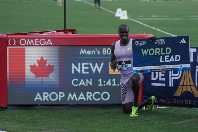Sport Bilder des Tages #2 June 28, 2026, Paris, Å½Le-De-France, France: Marco Arop of Canada poses with his world lead sign beside the world lead board after winning the men s 800m final in a world-leading time during the Wanda Diamond League Meeting de Paris at Stade Charlo ty. Paris France - ZUMAh209 20260628_zsp_h209_067 Copyright: xAlixHabibx
