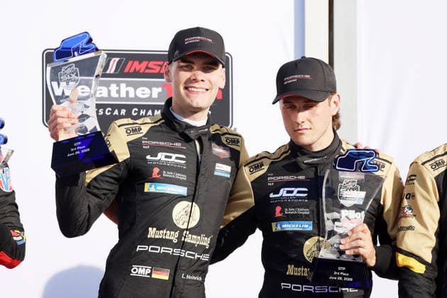 Dritter Laurin Heinrich (GER) mit Fahrerkollegen Kaylen Frederick (USA) Porsche 963 83 vom JDC Miller Motorsport Team mit dem Pokal auf dem Podium, 6 Stunden Watkins Glen, IMSA Rennserie, 28.06.2026, Staat New York, USA, GTP Klasse, *** Third-place finisher Laurin Heinrich (GER) with fellow driver Kaylen Frederick (USA) in the JDC Miller Motorsport Team’s Porsche 963 No. 83, holding the trophy on the podium, 6 Hours of Watkins Glen, IMSA Series, June 28, 2026, New York State, USA, GTP class,