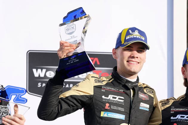 Dritter Laurin Heinrich (GER) Porsche 963 83 vom JDC Miller Motorsport Team mit dem Pokal auf dem Podium, 6 Stunden Watkins Glen, IMSA Rennserie, 28.06.2026, Staat New York, USA, GTP Klasse, *** Laurin Heinrich GER, driving the No. 83 Porsche 963 for the JDC Miller Motorsport Team, stands on the podium with the trophy, 6 Hours of Watkins Glen, IMSA Series, June 28, 2026, New York State, USA, GTP class,