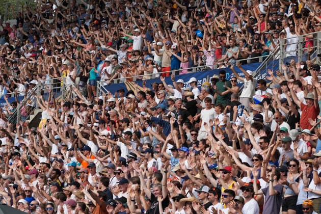 June 28, 2026, Paris, Å½Le-De-France, France: Fans clap in rhythm to encourage the pole vaulters during the Wanda Diamond League Meeting de Paris at Stade Charlo ty. Paris France - ZUMAh209 20260628_zsp_h209_099 Copyright: xAlixHabibx