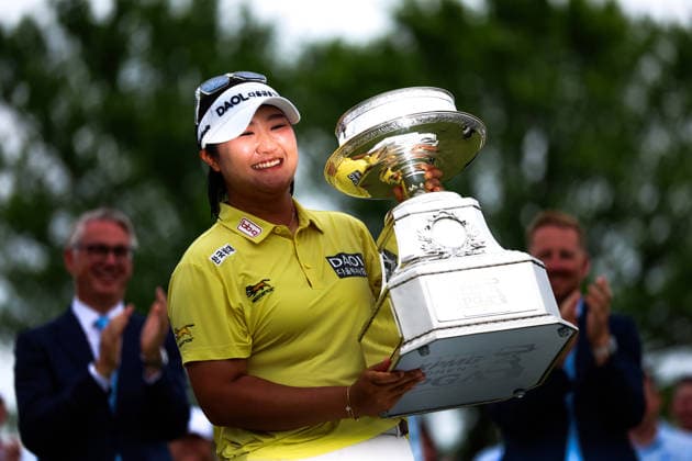 Sport Bilder des Tages #2 Haeran Ryu of South Korea receives the 2026 KPMG Women s Championship trophy after the final round of the 2026 KPMG Women s PGA, Golf Herren Championship at Hazeltine National Golf Club on June 28, 2026 in Chaska, Minnesota. CSM. Chaska USA - ZUMAc04_ 20260628_zma_c04_244 Copyright: xStevenxGarciax