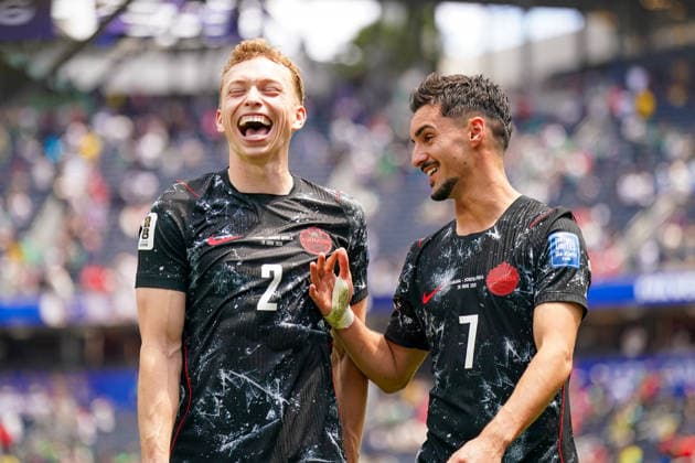 USA: Fußball FIFA World Cup, WM, Weltmeisterschaft, Fussball 2026, Sechzehntelfinale, Round of 32, Südafrika vs Kanada, South Africa vs Canada, SoFi Stadium (Inglewood, Los Angeles County, Kalifornien): Alistair Johnston (Kanada 2) Stephen Eustaquio Eustaquio (Kanada 7) Freude, Emotionen, Jubel, Mimik, Gesichtsausdruck, Emotion *** USA Soccer FIFA World Cup 2026, Round of 32, South Africa vs. Canada, SoFi Stadium, Inglewood, Los Angeles County, California; Alistair Johnston (Canada) 2, Stephen Eustaquio (Canada) 7; Joy, Emotions, Cheering, Facial Expressions, Emotion Copyright: xJOERANxSTEINSIEKx