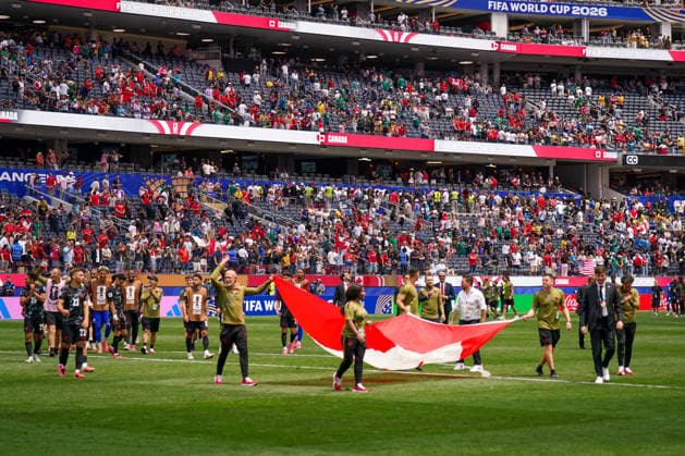 USA: Fußball FIFA World Cup, WM, Weltmeisterschaft, Fussball 2026, Sechzehntelfinale, Round of 32, Südafrika vs Kanada, South Africa vs Canada, SoFi Stadium (Inglewood, Los Angeles County, Kalifornien): Kanadisches Team mit Ehrenrunde und Fahne - Freude, Emotionen, Jubel *** USA Soccer FIFA World Cup 2026, Round of 32, South Africa vs. Canada, SoFi Stadium, Inglewood, Los Angeles County, California; Canadian team takes a lap of honor with their flag; joy, emotion, celebration Copyright: xJOERANxSTEINSIEKx