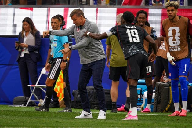 USA: Fußball FIFA World Cup, WM, Weltmeisterschaft, Fussball 2026, Sechzehntelfinale, Round of 32, Südafrika vs Kanada, South Africa vs Canada, SoFi Stadium (Inglewood, Los Angeles County, Kalifornien): Alphonso Davies (Kanada 19) zieht seinen Trainer Jesse Marsch (Trainer Kanada) von der Seitenlinie und schiebt ihn in Richtung Trainerbank. *** USA Soccer FIFA World Cup 2026, Round of 32, South Africa vs. Canada, SoFi Stadium, Inglewood, Los Angeles County, California. Alphonso Davies (Canada, 19) pulls his coach, Jesse Marsch, away from the sideline and pushes him toward the bench. Copyright: xJOERANxSTEINSIEKx