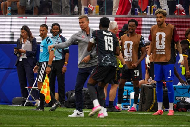 USA: Fußball FIFA World Cup, WM, Weltmeisterschaft, Fussball 2026, Sechzehntelfinale, Round of 32, Südafrika vs Kanada, South Africa vs Canada, SoFi Stadium (Inglewood, Los Angeles County, Kalifornien): Alphonso Davies (Kanada 19) zieht seinen Trainer Jesse Marsch (Trainer Kanada) von der Seitenlinie und schiebt ihn in Richtung Trainerbank. *** USA Soccer FIFA World Cup 2026, Round of 32, South Africa vs. Canada, SoFi Stadium, Inglewood, Los Angeles County, California. Alphonso Davies (Canada, 19) pulls his coach, Jesse Marsch (Canada), away from the sideline and pushes him toward the bench. Copyright: xJOERANxSTEINSIEKx