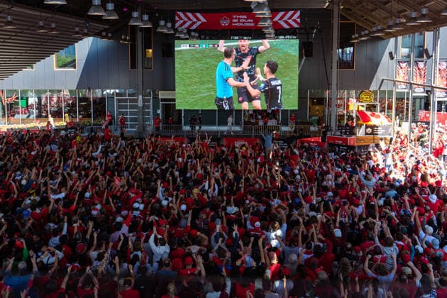 Sport Bilder des Tages #2 Fußball, FIFA WM 2026, Kanada, Fanmeile in Vancouver VANCOUVER, CANADA - JUNE 28: Thousands of fan supporters of Canada react to a call at the viewing party of the FIFA World Cup, WM, Weltmeisterschaft, Fussball 2026 Round of 32 match between Canada and South Africa at Canada Soccer House on June 28, 2026 in North Vancouver, British Columbia, Canada.  Copyright: xAmyxElle SPPx Sportspressphoto_SPR179822