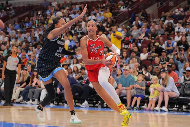 CHICAGO, IL - JUNE 28: Azura Stevens 30 of the Chicago Sky guards A ja Wilson 22 of the Las Vegas Aces during a game on June 28, 2026 at the United Center in Chicago, Illinois. (Photo by Melissa Tamez Icon Sportswire) WNBA, Basketball Damen, USA JUN 28 Las Vegas Aces at Chicago Sky EDITORIAL USE ONLY Icon260628090