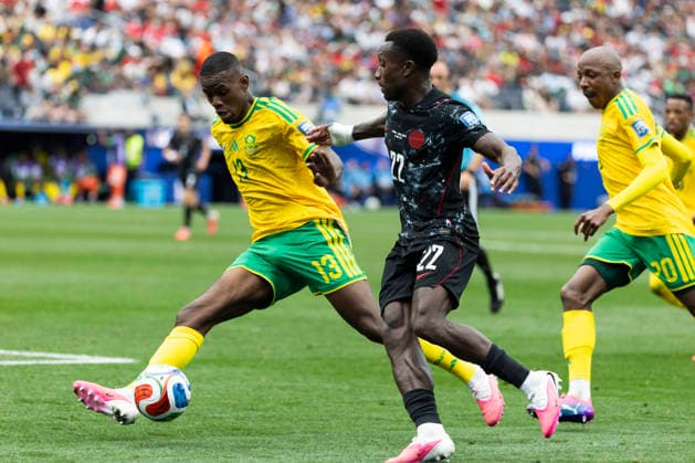 Canada Vs South Africa in Los Angeles - 28 Jun 2026 South Africa s Sphephelo Sithole (13) and Canada’s Richie Laryea (22) seen in action during the FIFA World Cup, WM, Weltmeisterschaft, Fussball Round of 32 soccer match between Canada and South Africa. Final score; Canada 1:0 South Africa Los Angeles United States Copyright: xRingoxChiux xSOPAxImagesx 20260628RC.FIFA_024