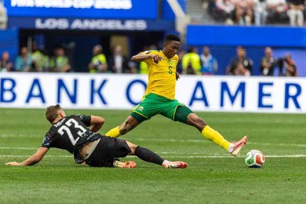 Canada Vs South Africa in Los Angeles - 28 Jun 2026 Canada’s Niko Sigur (23) and South Africa s Thalente Mbatha (5) seen in action during the FIFA World Cup, WM, Weltmeisterschaft, Fussball Round of 32 soccer match between Canada and South Africa. Final score; Canada 1:0 South Africa Los Angeles United States Copyright: xRingoxChiux xSOPAxImagesx 20260628RC.FIFA_065