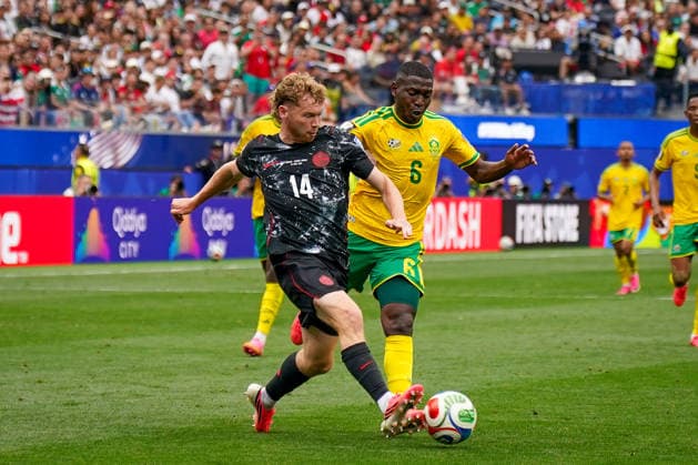 USA: Fußball FIFA World Cup, WM, Weltmeisterschaft, Fussball 2026, Sechzehntelfinale, Round of 32, Südafrika vs Kanada, South Africa vs Canada, SoFi Stadium (Inglewood, Los Angeles County, Kalifornien): Jacob Shaffelburg (Kanada 14) Aubrey Modiba (Südafrika 6) *** USA Soccer 2026 FIFA World Cup, Round of 32, South Africa vs. Canada, SoFi Stadium, Inglewood, Los Angeles County, California Jacob Shaffelburg (Canada) 14, Aubrey Modiba (South Africa) 6 Copyright: xJOERANxSTEINSIEKx