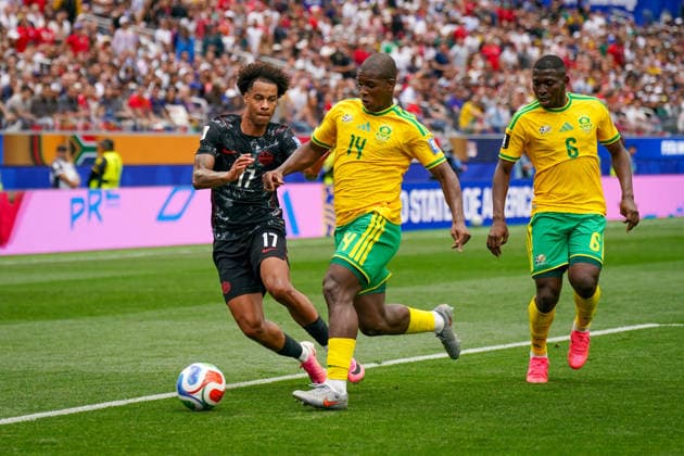 USA: Fußball FIFA World Cup, WM, Weltmeisterschaft, Fussball 2026, Sechzehntelfinale, Round of 32, Südafrika vs Kanada, South Africa vs Canada, SoFi Stadium (Inglewood, Los Angeles County, Kalifornien): Tajon Buchanan (Kanada 17) Mbekezeli Mbokazi (Südafrika 14) Aubrey Modiba (Südafrika 6) *** USA Soccer FIFA World Cup 2026, Round of 32, South Africa vs. Canada, SoFi Stadium, Inglewood, Los Angeles County, California: Tajon Buchanan (Canada) 17, Mbekezeli Mbokazi (South Africa) 14, Aubrey Modiba (South Africa) 6 Copyright: xJOERANxSTEINSIEKx