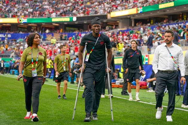 USA: Fußball FIFA World Cup, WM, Weltmeisterschaft, Fussball 2026, Sechzehntelfinale, Round of 32, Südafrika vs Kanada, South Africa vs Canada, SoFi Stadium (Inglewood, Los Angeles County, Kalifornien): Kanadas IsmaÃ«l KonÃ Ismael Kone verletzt mit Krücken *** USA Soccer FIFA World Cup 2026, Round of 32, South Africa vs. Canada, SoFi Stadium, Inglewood, Los Angeles County, California; Canada s Ismaël Koné is injured and on crutches Copyright: xJOERANxSTEINSIEKx