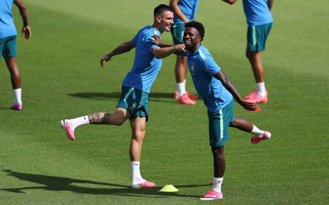 Fußball, FIFA WM 2026, Nationalteam Brasilien, Training #2 (260629) -- HOUSTON, June 29, 2026 -- Vinicius Jr (R) and Roger Ibanez of Brazil attend a training session at the FIFA World Cup, WM, Weltmeisterschaft, Fussball 2026 in Houston, the United States, June 28, 2026. ) (SP)U.S.-HOUSTON-FOOTBALL-FIFA WORLD CUP-TRAINING-BRAZIL LixMing 
