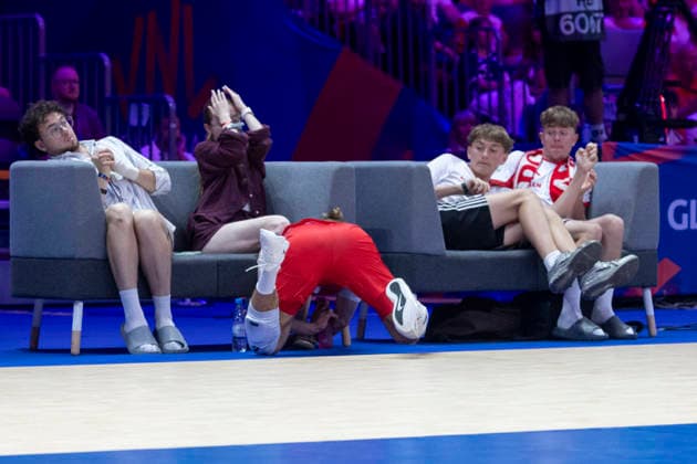 Sport Bilder des Tages #2 VNL Poland - Argentina 28.06.2026 volleyball, Gliwice , Arena Pre Zero , Mens Volleyball Nations League 2026 FIVB VNL (siatkowka, Liga Narodow, Polska - Argentyna ), game , match Poland - Argentina image shows: Jakub Popiwczak bottom, hurt injury photo Katarzyna Plewczynska Fotostyk Copyright: xKatarzynaxPlewczynskax 20260628KAPL7416