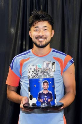 Sport Bilder des Tages #2 Fußball, FIFA WM 2026, Nationalteam Japan, Pressekonferenz Football: 2026 World Cup Japan defender Yukinari Sugawara holds a birthday cake on his 26th birthday on June 28, 2026, in Houston ahead of a football World Cup round of 32 match against Brazil.  A14AA0005620650P