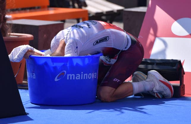 28.06.2026, xblx, Leichtathletik Ironman, Mainova IRONMAN European Championship, EM, Europameisterschaft Frankfurt 2026 v.l. Jan Stratmann (DEU) im Ziel, Kopf in der Wassertonne, Erschöpft, erschoepft (DFL DFB REGULATIONS PROHIBIT ANY USE OF PHOTOGRAPHS as IMAGE SEQUENCES and or QUASI-VIDEO) Frankfurt *** June 28, 2026, xblx, Track and Field Ironman, Mainova IRONMAN European Championship Frankfurt 2026: Jan Stratmann (GER) crosses the finish line, head in the water barrel, Exhausted, exhausted DFL DFB REGULATIONS PROHIBIT ANY USE OF PHOTOGRAPHS as IMAGE SEQUENCES and or QUASI-VIDEO Frankfurt
