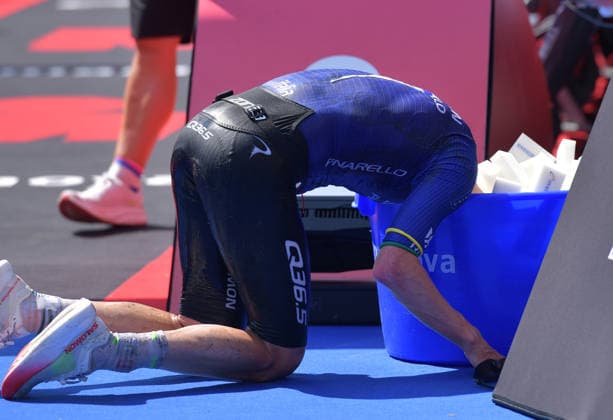 28.06.2026, xblx, Leichtathletik Ironman, Mainova IRONMAN European Championship, EM, Europameisterschaft Frankfurt 2026 v.l. Casper Stornes (NOR) im Ziel, Kopf in der Wassertonne, Erschöpft, erschoepft (DFL DFB REGULATIONS PROHIBIT ANY USE OF PHOTOGRAPHS as IMAGE SEQUENCES and or QUASI-VIDEO) Frankfurt *** June 28, 2026, xblx, Track and Field Ironman, Mainova IRONMAN European Championship Frankfurt 2026: Casper Stornes (NOR) at the finish line, head in the water barrel, Exhausted, exhausted DFL DFB REGULATIONS PROHIBIT ANY USE OF PHOTOGRAPHS as IMAGE SEQUENCES and or QUASI-VIDEO Frankfurt