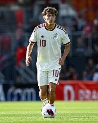 Football - 2026 UEFA European Under-19 Championship (U19 Euros) - Group A: Wales vs. Spain - SToK Cae Ras (Racecourse Ground) - Sunday 28th June 2026 Spain midfielder Thiago Pitarch on the ball COLORSPORT BARRY MITCHELL 