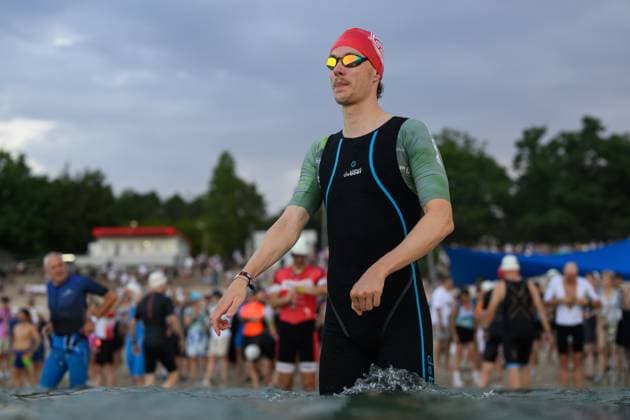 Mainova IRONMAN Frankfurt European Championship, EM, Europameisterschaft Maximilian Sperl (DEU) bereitet sich auf das Schwimmen vor beim Mainova IRONMAN Frankfurt European Championship; 28.06.2026; COPYRIGHT: Petko Beier petkobeier.de Frankfurt am Main Hessen Germany *** Mainova IRONMAN Frankfurt European Championship: Maximilian Sperl (GER) prepares for the swim at the Mainova IRONMAN Frankfurt European Championship on June 28, 2026. COPYRIGHT Petko Beier petkobeier.de Frankfurt am Main, Hesse, Germany