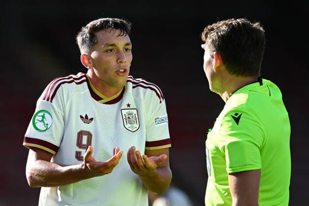 Football - 2026 UEFA European Under-19 Championship (U19 Euros) - Group A: Wales vs. Spain - SToK Cae Ras (Racecourse Ground) - Sunday 28th June 2026 Spain forward Hugo Lopez in discussion with the match referee COLORSPORT BARRY MITCHELL 