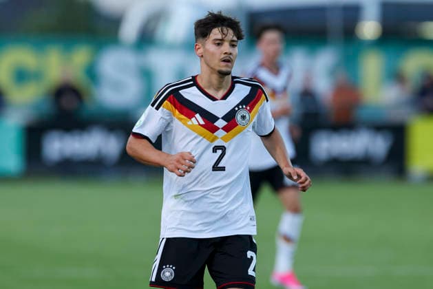 Rafael Pinto Pedrosa (Germany) schaut, UEFA European Under-19 Championship 2026 Group A, Germany v Denmark, Central Park Stadium am 28. June 2026 in Denbigh, Vereinigtes Königreich. (Foto von Marco Steinbrenner DeFodi Images) Rafael Pinto Pedrosa (Germany) looks on, UEFA European Under-19 Championship 2026 Group A, Germany v Denmark, Central Park Stadium, June 28, 2026 in Denbigh, United Kingdom. (Photo by Marco Steinbrenner DeFodi Images) - *** Rafael Pinto Pedrosa: Germany looks on, 2026 UEFA European Under-19 Championship Group A, Germany vs. Denmark, Central Park Stadium on June 28, 2026, in Denbigh, United Kingdom. Photo by Marco Steinbrenner, DeFodi Images. Rafael Pinto Pedrosa of Germany looks on, UEFA European Under-19 Championship 2026 Group A, Germany vs. Denmark, Central Park Stadium, June 28, 2026, in Denbigh, United Kingdom. Photo by Marco Steinbrenner, DeFodi Images