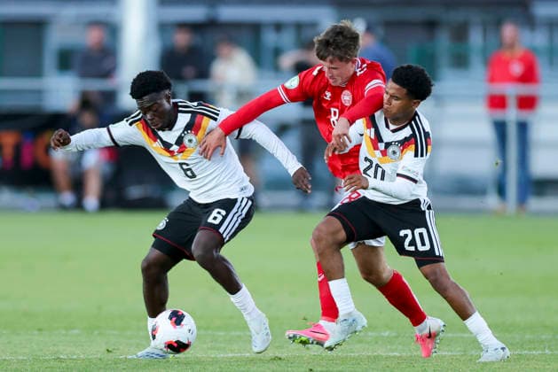 Boris Lum (Germany), Valdemar Moeller (Denmark) und Tiago Poller (Germany) kaempfen um den Ball, UEFA European Under-19 Championship 2026 Group A, Germany v Denmark, Central Park Stadium am 28. June 2026 in Denbigh, Vereinigtes Königreich. (Foto von Marco Steinbrenner DeFodi Images) Boris Lum (Germany), Valdemar Moeller (Denmark) und Tiago Poller (Germany) battle for the ball, UEFA European Under-19 Championship 2026 Group A, Germany v Denmark, Central Park Stadium, June 28, 2026 in Denbigh, United Kingdom. (Photo by Marco Steinbrenner DeFodi Images) - *** Boris Lum (Germany), Valdemar Moeller (Denmark), and Tiago Poller (Germany) battle for the ball, 2026 UEFA European Under-19 Championship, Group A, Germany vs. Denmark, Central Park Stadium on June 28, 2026, in Denbigh, United Kingdom. Photo by Marco Steinbrenner, DeFodi Images. Boris Lum (Germany), Valdemar Moeller (Denmark), and Tiago Poller (Germany) battle for the ball, UEFA European Under-19 Championship 2026, Group A, Germany vs. Denmark, Central Park Stadium, June 28, 2026, in Denbigh, United Kingdom. Photo by Marco Steinbrenner, DeFodi Images