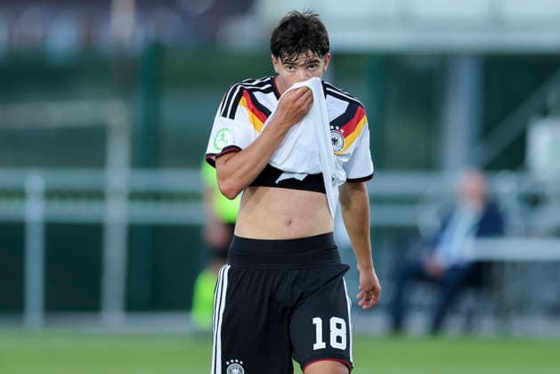 Mirza Catovic (Germany) schaut enttaeuscht, UEFA European Under-19 Championship 2026 Group A, Germany v Denmark, Central Park Stadium am 28. June 2026 in Denbigh, Vereinigtes Königreich. (Foto von Marco Steinbrenner DeFodi Images) Mirza Catovic (Germany) looks dejected, UEFA European Under-19 Championship 2026 Group A, Germany v Denmark, Central Park Stadium, June 28, 2026 in Denbigh, United Kingdom. (Photo by Marco Steinbrenner DeFodi Images) - *** Mirza Catovic of Germany looks disappointed, 2026 UEFA European Under-19 Championship Group A, Germany vs. Denmark, Central Park Stadium on June 28, 2026, in Denbigh, United Kingdom. Photo by Marco Steinbrenner, DeFodi Images. Mirza Catovic of Germany looks dejected, UEFA European Under-19 Championship 2026 Group A, Germany vs. Denmark, Central Park Stadium, June 28, 2026, in Denbigh, United Kingdom. Photo by Marco Steinbrenner, DeFodi Images