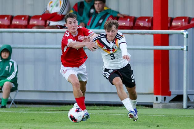 Valdemar Moeller (Denmark) und Kacper Koscierski (Germany) kaempfen um den Ball, UEFA European Under-19 Championship 2026 Group A, Germany v Denmark, Central Park Stadium am 28. June 2026 in Denbigh, Vereinigtes Königreich. (Foto von Marco Steinbrenner DeFodi Images) Valdemar Moeller (Denmark) und Kacper Koscierski (Germany) battle for the ball, UEFA European Under-19 Championship 2026 Group A, Germany v Denmark, Central Park Stadium, June 28, 2026 in Denbigh, United Kingdom. (Photo by Marco Steinbrenner DeFodi Images) - *** Valdemar Moeller (Denmark) and Kacper Koscierski (Germany) battle for the ball, 2026 UEFA European Under-19 Championship Group A, Germany vs. Denmark, Central Park Stadium on June 28, 2026, in Denbigh, United Kingdom. Photo by Marco Steinbrenner, DeFodi Images. Valdemar Moeller (Denmark) and Kacper Koscierski (Germany) battle for the ball, UEFA European Under-19 Championship 2026, Group A, Germany vs. Denmark, Central Park Stadium, June 28, 2026, in Denbigh, United Kingdom. Photo by Marco Steinbrenner, DeFodi Images