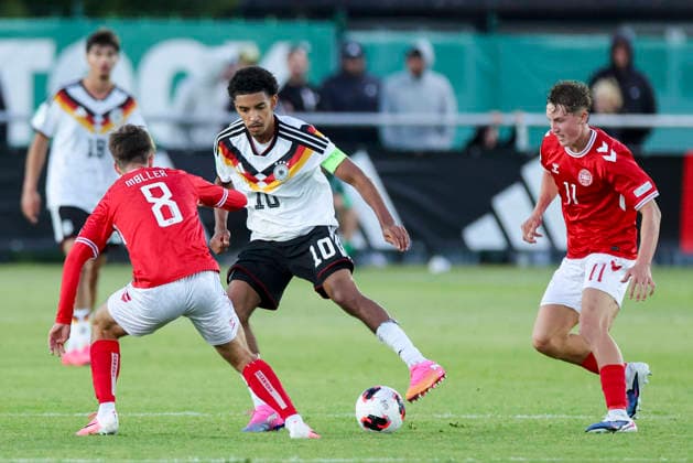 Valdemar Moeller (Denmark), Francis Onyeka (Germany) und William Martin (Denmark) kaempfen um den Ball, UEFA European Under-19 Championship 2026 Group A, Germany v Denmark, Central Park Stadium am 28. June 2026 in Denbigh, Vereinigtes Königreich. (Foto von Marco Steinbrenner DeFodi Images) Valdemar Moeller (Denmark), Francis Onyeka (Germany) und William Martin (Denmark) battle for the ball, UEFA European Under-19 Championship 2026 Group A, Germany v Denmark, Central Park Stadium, June 28, 2026 in Denbigh, United Kingdom. (Photo by Marco Steinbrenner DeFodi Images) - *** Valdemar Moeller (Denmark), Francis Onyeka (Germany), and William Martin (Denmark) battle for the ball, 2026 UEFA European Under-19 Championship Group A, Germany vs. Denmark, Central Park Stadium on June 28, 2026, in Denbigh, United Kingdom. Photo by Marco Steinbrenner, DeFodi Images. Valdemar Moeller (Denmark), Francis Onyeka (Germany), and William Martin (Denmark) battle for the ball, UEFA European Under-19 Championship 2026, Group A, Germany vs. Denmark, Central Park Stadium, June 28, 2026, in Denbigh, United Kingdom. Photo by Marco Steinbrenner, DeFodi Images