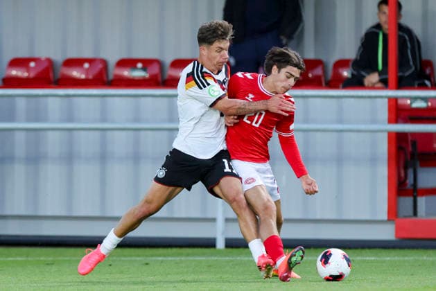 Moritz Reimers (Germany) und Julius Lucena (Denmark) kaempfen um den Ball, UEFA European Under-19 Championship 2026 Group A, Germany v Denmark, Central Park Stadium am 28. June 2026 in Denbigh, Vereinigtes Königreich. (Foto von Marco Steinbrenner DeFodi Images) Moritz Reimers (Germany) und Julius Lucena (Denmark) battle for the ball, UEFA European Under-19 Championship 2026 Group A, Germany v Denmark, Central Park Stadium, June 28, 2026 in Denbigh, United Kingdom. (Photo by Marco Steinbrenner DeFodi Images) - *** Moritz Reimers (Germany) and Julius Lucena (Denmark) battle for the ball, 2026 UEFA European Under-19 Championship Group A, Germany vs. Denmark, Central Park Stadium on June 28, 2026, in Denbigh, United Kingdom. Photo by Marco Steinbrenner, DeFodi Images. Moritz Reimers (Germany) and Julius Lucena (Denmark) battle for the ball, UEFA European Under-19 Championship 2026 Group A, Germany vs. Denmark, Central Park Stadium, June 28, 2026, in Denbigh, United Kingdom. Photo by Marco Steinbrenner, DeFodi Images