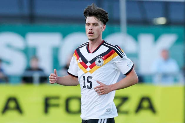 Luca Erlein (Germany) schaut, UEFA European Under-19 Championship 2026 Group A, Germany v Denmark, Central Park Stadium am 28. June 2026 in Denbigh, Vereinigtes Königreich. (Foto von Marco Steinbrenner DeFodi Images) Luca Erlein (Germany) looks on, UEFA European Under-19 Championship 2026 Group A, Germany v Denmark, Central Park Stadium, June 28, 2026 in Denbigh, United Kingdom. (Photo by Marco Steinbrenner DeFodi Images) - *** Luca Erlein: Germany looks on, 2026 UEFA European Under-19 Championship Group A, Germany vs. Denmark, Central Park Stadium on June 28, 2026, in Denbigh, United Kingdom. Photo by Marco Steinbrenner, DeFodi Images. Luca Erlein of Germany looks on, UEFA European Under-19 Championship 2026, Group A, Germany vs. Denmark, Central Park Stadium, June 28, 2026, in Denbigh, United Kingdom. Photo by Marco Steinbrenner, DeFodi Images